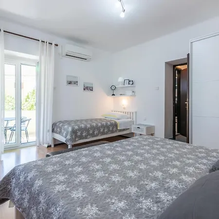 Luiza With Terrace Baska (Krk)