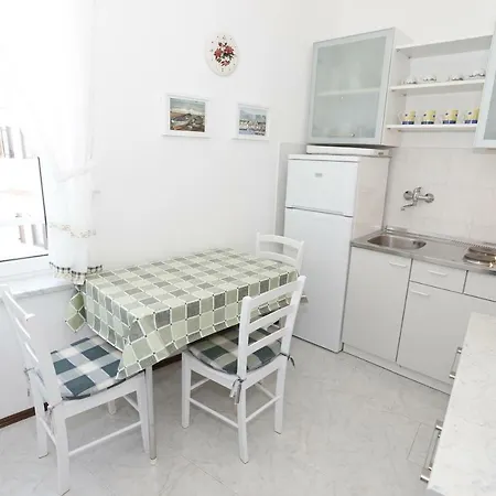 아파트 Luiza With Terrace 바슈카