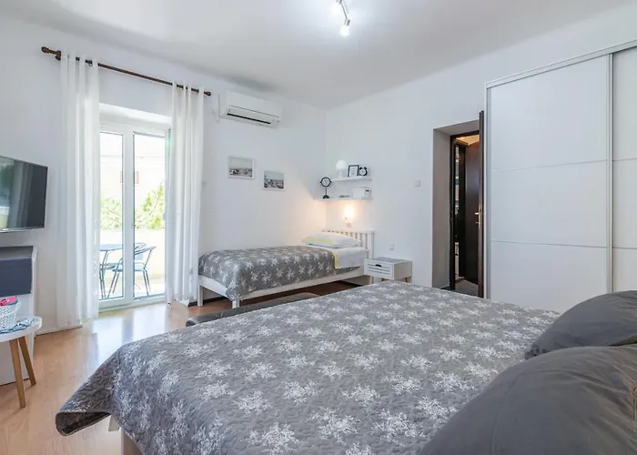 Luiza With Terrace Baska (Krk)